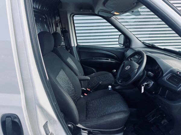 Vauxhall Combo (2016) Manual Diesel - Image 10