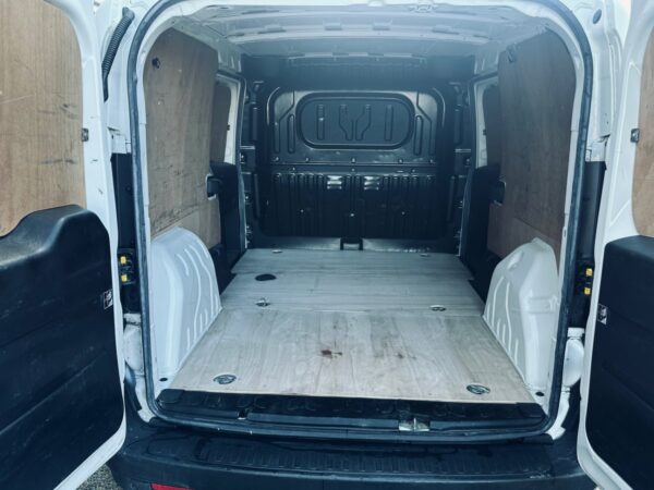 Vauxhall Combo (2016) Manual Diesel - Image 12